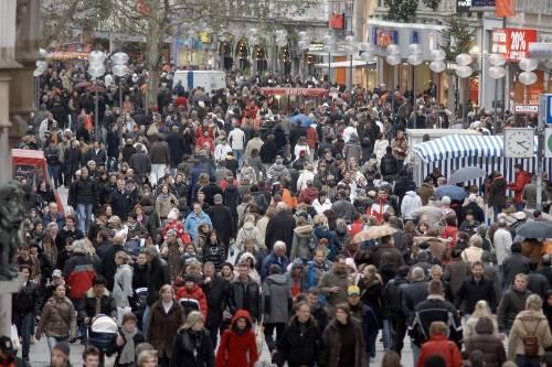 Münchner beim Einkaufen in der Innenstadt: Darf bald länger geshoppt werden?