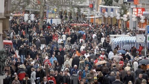 Münchner beim Einkaufen in der Innenstadt: Darf bald länger geshoppt werden? Münchner beim Einkaufen in der Innenstadt: Darf bald länger geshoppt werden?