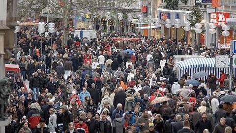 Münchner beim Einkaufen in der Innenstadt: Darf bald länger geshoppt werden?