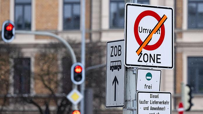 Ein Schild steht an einer Zufahrt zur Landshuter Allee.