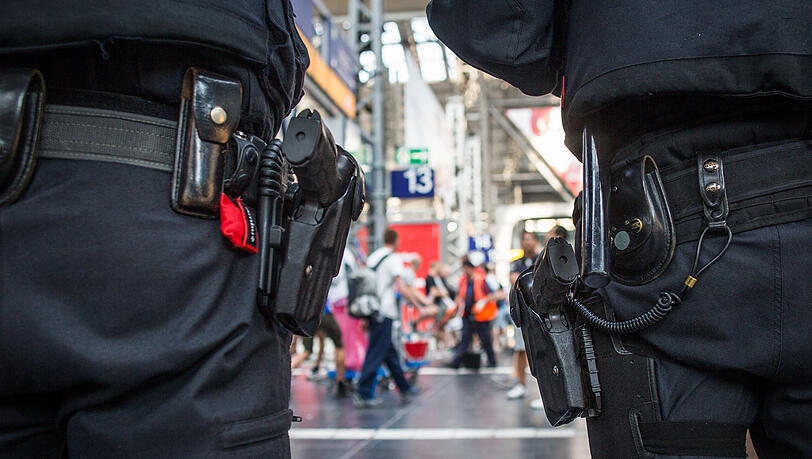 Beamte der Bundespolizei drohten bei einem Einsatz am Montagabend, 2.9. mit der Schusswaffe. (Symbolbild)