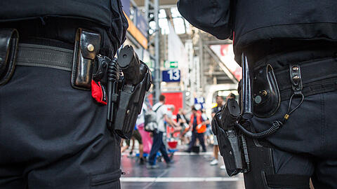 Beamte der Bundespolizei drohten bei einem Einsatz am Montagabend, 2.9. mit der Schusswaffe. (Symbolbild)