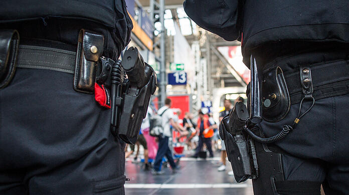 Beamte der Bundespolizei drohten bei einem Einsatz am Montagabend, 2.9. mit der Schusswaffe. (Symbolbild)