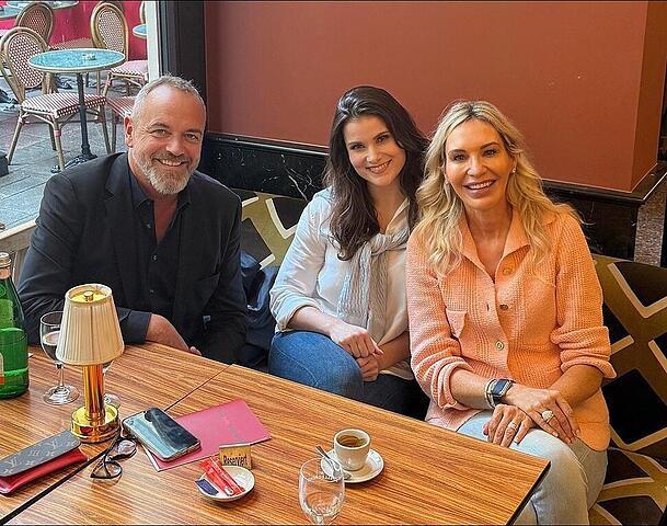AZ-Chefredakteur Michael Schilling (v.l.) und Leute-Reporterin Franziska Hofmann treffen Saskia Greipl-Kostantinidis zum Interview in ihrem "zweiten Wohnzimmer"- dem "Café Roma". AZ-Chefredakteur Michael Schilling (v.l.) und Leute-Reporterin Franziska Hofmann treffen Saskia Greipl-Kostantinidis zum Interview in ihrem "zweiten Wohnzimmer"- dem "Café Roma".