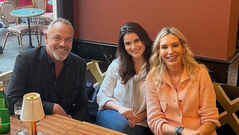 AZ-Chefredakteur Michael Schilling (v.l.) und Leute-Reporterin Franziska Hofmann treffen Saskia Greipl-Kostantinidis zum Interview in ihrem "zweiten Wohnzimmer"- dem "Café Roma". AZ-Chefredakteur Michael Schilling (v.l.) und Leute-Reporterin Franziska Hofmann treffen Saskia Greipl-Kostantinidis zum Interview in ihrem "zweiten Wohnzimmer"- dem "Café Roma".