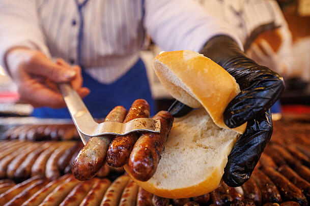 Drei im Weckla - N&uuml;rnberger Rostbratw&uuml;rste  in ihrer wohl bekanntesten Darreichungsform.