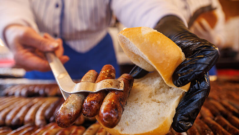 Drei im Weckla - N&uuml;rnberger Rostbratw&uuml;rste  in ihrer wohl bekanntesten Darreichungsform.