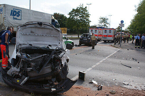 Unfallort Hafenstraße: Beide Autos sind nur noch Schrott, auch eine Ampel ist kaputt.