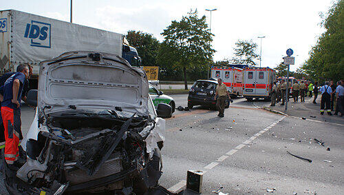Unfallort Hafenstraße: Beide Autos sind nur noch Schrott, auch eine Ampel ist kaputt. Unfallort Hafenstraße: Beide Autos sind nur noch Schrott, auch eine Ampel ist kaputt.