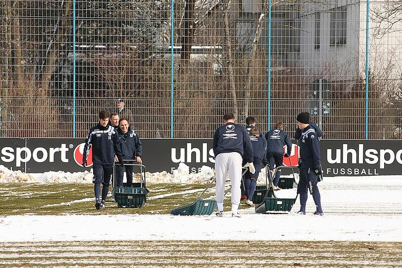 Tauwetter bei den Löwen: Am Donnerstag mussten die Sechzger an die Schneeschippe, bevor es ins Training ging. Schaufeln für den Erfolg - die Bilder von der Grünwalder.