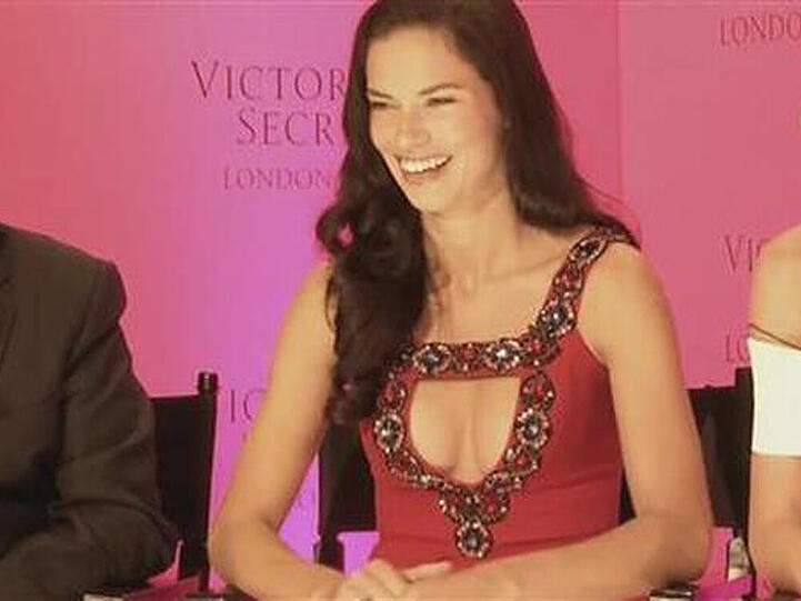 Adriana Lima gehört zu den zwölf glücklichen Models die den Pirelli Kalender 2015 zieren