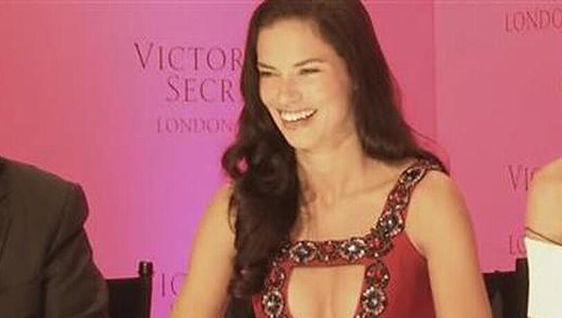 Adriana Lima gehört zu den zwölf glücklichen Models die den Pirelli Kalender 2015 zieren Adriana Lima gehört zu den zwölf glücklichen Models die den Pirelli Kalender 2015 zieren