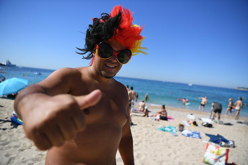Ein deutscher Fan zeigt sich zuversichtlich am Strand von Cassis.