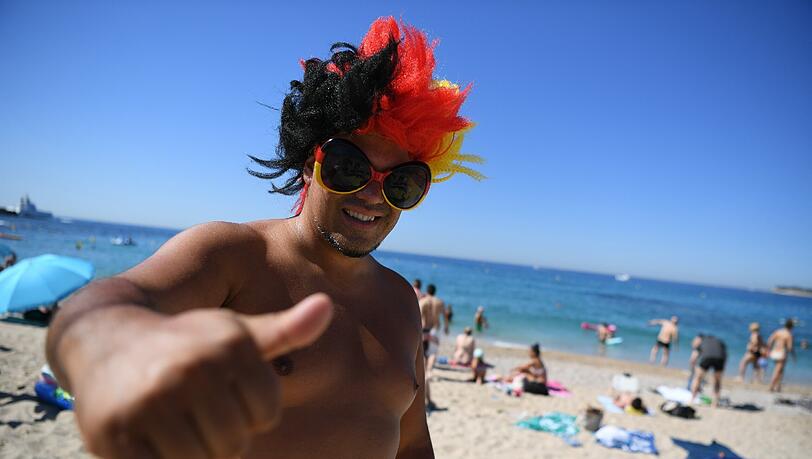 Ein deutscher Fan zeigt sich zuversichtlich am Strand von Cassis. Ein deutscher Fan zeigt sich zuversichtlich am Strand von Cassis.