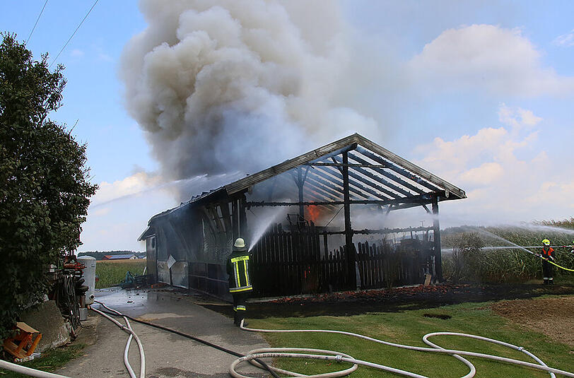 In Höllthal (Lkr. Mühldorf am Inn) brannte eine Maschinenhalle komplett aus. Die Bilder.