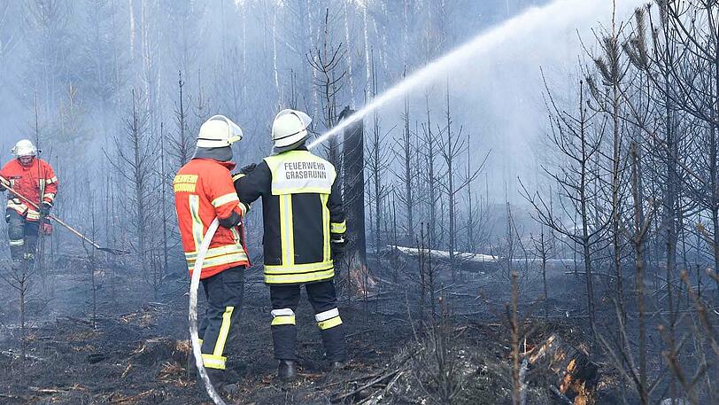 Ein Großaufgebot der Feuerwehren aus Grasbrunn, Harthausen und Ottobrunn kämpfte gegen den Großbrand. Auch Landwirte beteiligten sich wieder mit Güllefässern.