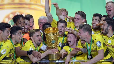 Im vierten Anlauf in Folge gewinnt Borussia Dortmund den DFB-Pokal. So ausgelassen feierte der BVB den Pott.