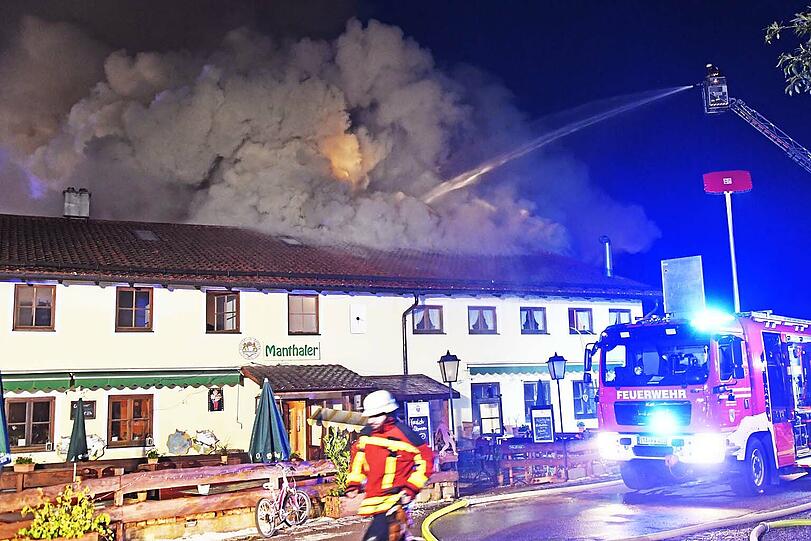 Der Handwerkerhof im Manthal ist in der Nacht auf Sonntag komplett abgebrannt. Die Bilder vom Einsatz.