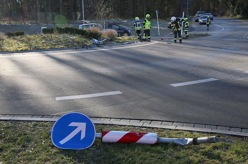 Ein Rentner hat am Mittwoch einen Kreisverkehr übersehen und dabei mehrere Verkehrsschilder umgefahren. Zwei Personen wurden schwer verletzt.