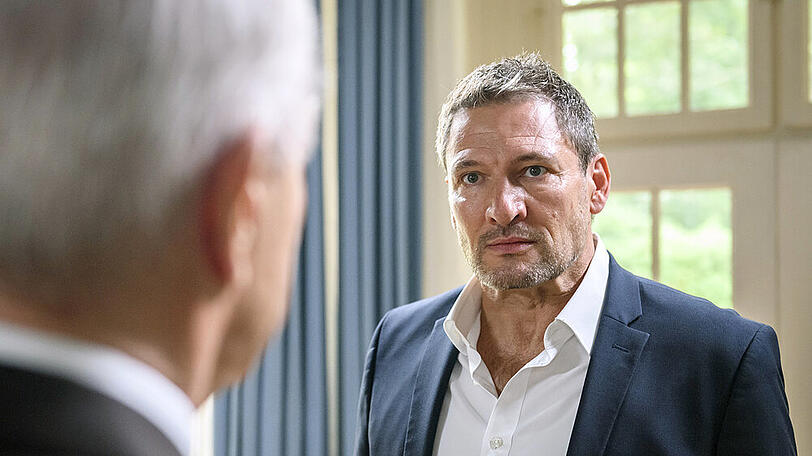 "Sturm der Liebe": Christoph (Dieter Bach, r.) stellt Werner wegen des Deals mit Annabelle zur Rede