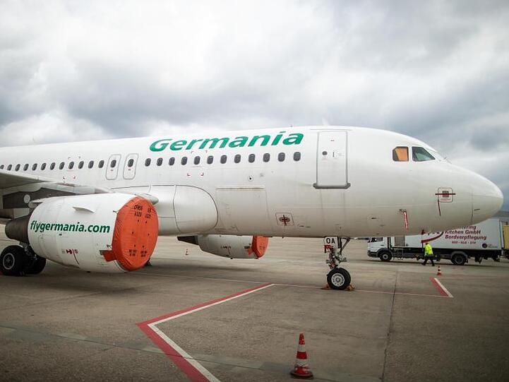 Ein Flugzeug der insolventen Berliner Fluggesellschaft Germania. Foto: Daniel Karmann/dpa/Archivbild