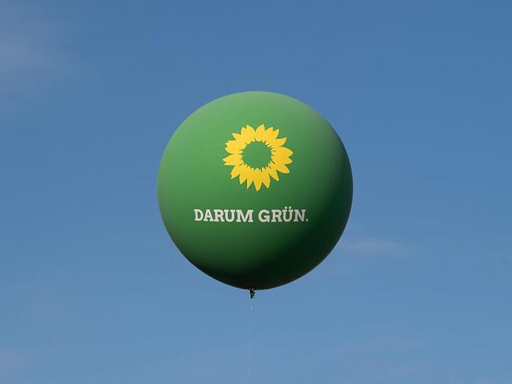 Ein Ballon mit der Aufschrift "Darum Grün" schwebt über einer Wahlkampfveranstaltung über dem Stuttgarter Schlossplatz.