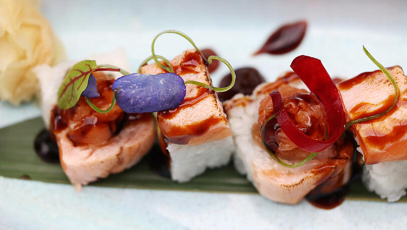 Das Sushi im Detail: Die Lachsrolle sieht gut aus und schmeckt. Das Sushi im Detail: Die Lachsrolle sieht gut aus und schmeckt.