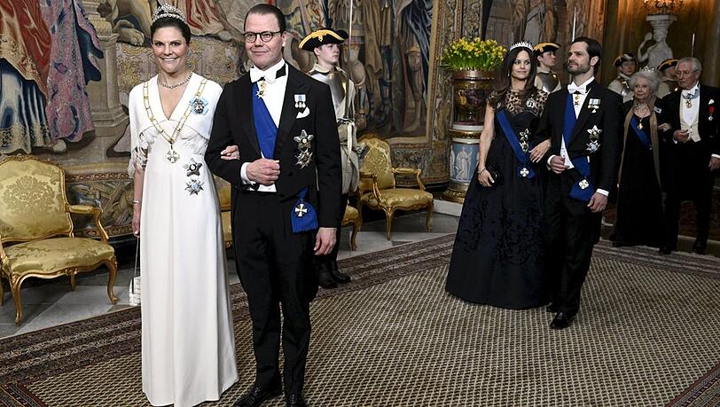 Kronprinzessin Victoria von Schweden mit Prinz Daniel, dahinter Prinz Carl Philip von Schweden mit Prinzessin Sofia.