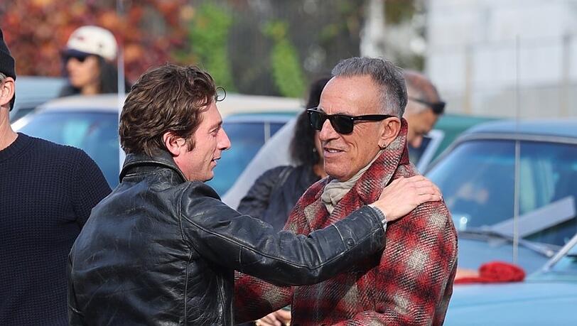 Umarmung für den Boss: Jeremy Allen White (l.) begrüßt Bruce Springsteen Umarmung für den Boss: Jeremy Allen White (l.) begrüßt Bruce Springsteen