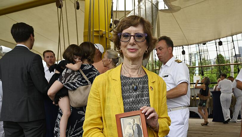 Zu ihrer Einb&uuml;rgerunszeremonie bringt Carolyn Oliner ein Bild ihrer Gro&szlig;eltern mit, denen 1941 formell die Staatsangeh&ouml;rigkeit aberkannt wurde. Beide werden sp&auml;ter in Auschwitz ermordet.