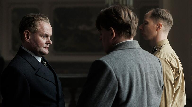 Devid Striesow (links) wird in der neuen Staffel "Babylon Berlin" zu sehen sein.