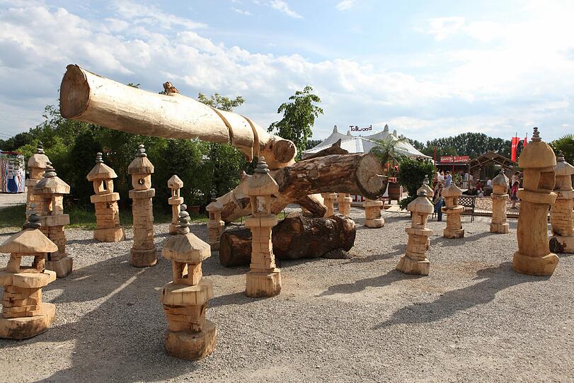 Münchens beliebtes Sommerfestival läuft wieder. Am Mittwoch wurde das Tollwood 2011 eröffnet. Impressionen von Tag 1.