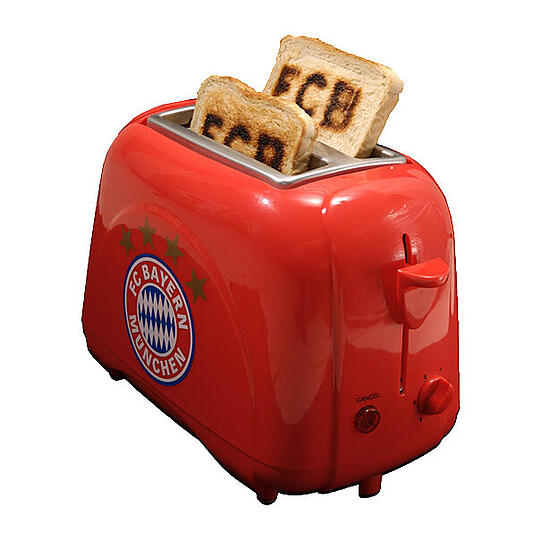 ... brennt der Toaster "FCB" auf die Toasts.