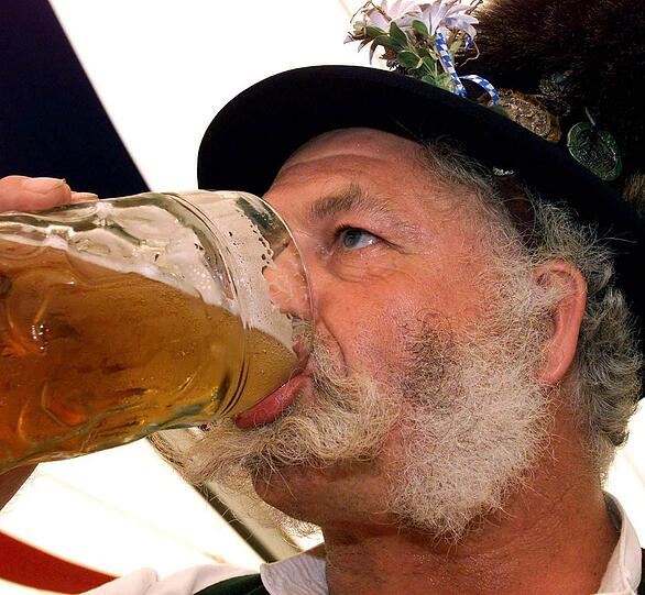 Alkohol: Die knappe Gerste haut rein. Wein, Bier, Spirituosen, Zigaretten, Tabak &ndash; alles ist teurer geworden: Rot- und Roséwein stieg wegen des weltweit steigenden Verbrauchs um 5,1 Prozent, Bier um 2,2 Prozent. Laut Brauerbund ist der Mangel an Braugerste schuld. Beim Tabak (plus 7 Prozent) schlägt die im Januar erhöhte Tabaksteuer durch.