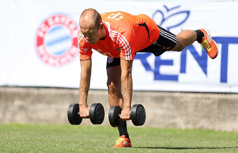 Impressionen aus dem Bayern-Trainingslager: Am Montag trainierten Claudio Pizarro und Arjen Robben individuell auf dem Nebenplatz, während der Rest des Kaders gemeinsam schwitzte. Jupp Heynckes leitete die Einheit trotz seines am Vortag erlittenen Faserrisses und auch Matthias Sammer streunte wie gewohnt mit skeptisch-konzentriertem Blick über das Trainingsgelände - sehen Sie hier die Bilder.