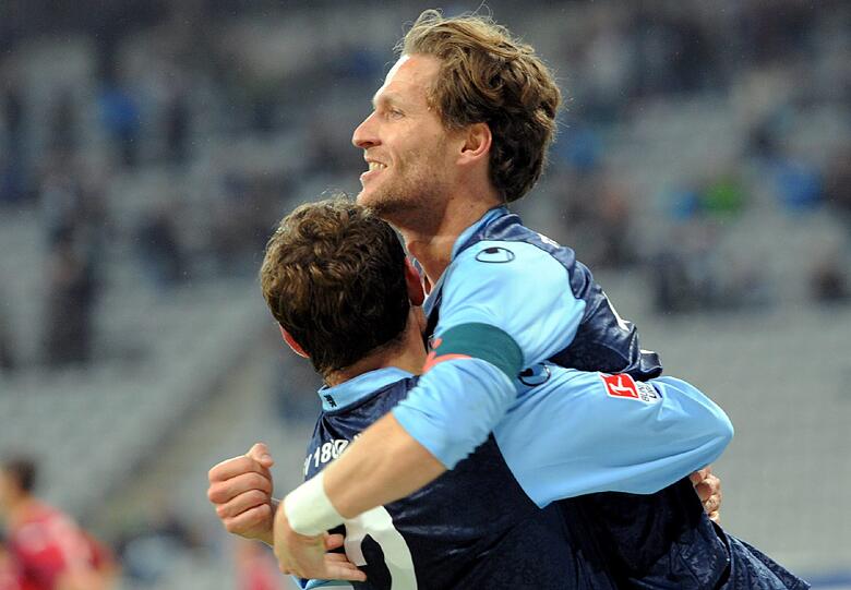 Benjamin Lauth (r) jubelt nach seinem Tor zur 1:0-Führung mit dem Teamgefährten Moritz Volz.