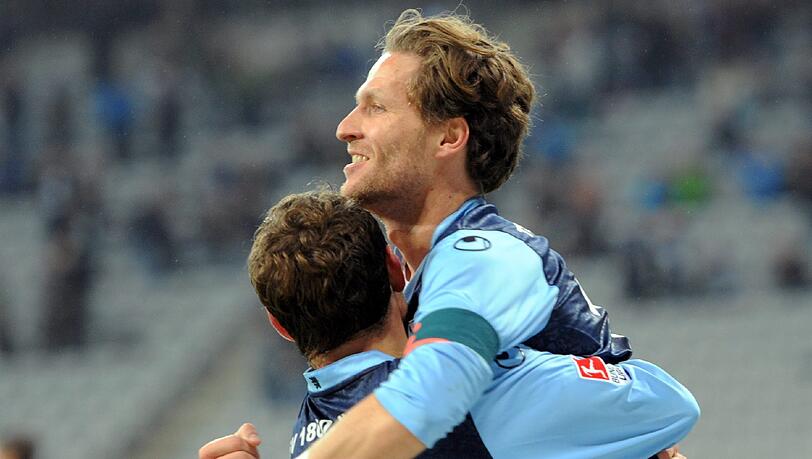 Benjamin Lauth (r) jubelt nach seinem Tor zur 1:0-Führung mit dem Teamgefährten Moritz Volz. Benjamin Lauth (r) jubelt nach seinem Tor zur 1:0-Führung mit dem Teamgefährten Moritz Volz.