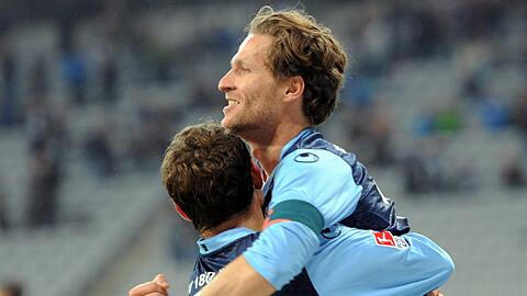 Benjamin Lauth (r) jubelt nach seinem Tor zur 1:0-Führung mit dem Teamgefährten Moritz Volz.