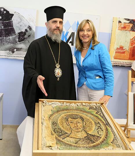 Beate Merk mit Bischof Porfyrios.
