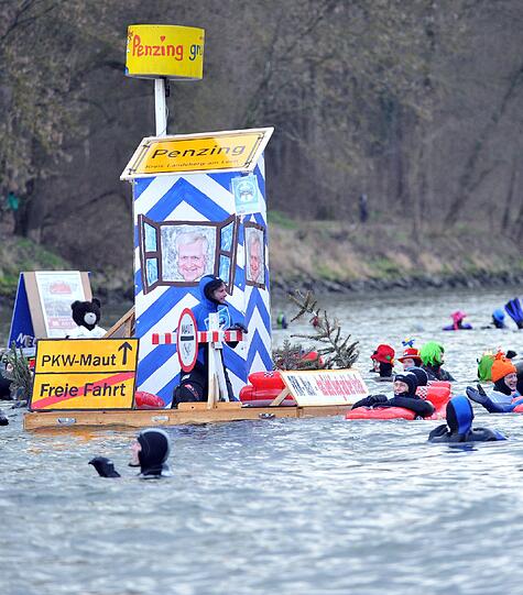 Mehr als 2000 Teilnehmer schwammen rund vier Kilometer bei Temperaturen um den Gefrierpunkt durch die Donau - die Bilder.