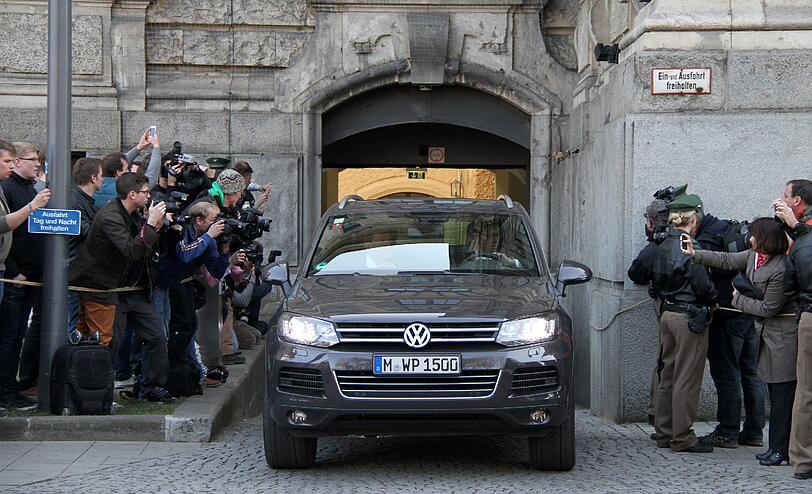 Der SUV mit Uli Hoeneß und seiner Frau Susi verlässt über einen Hinterausgang den Justizpalast nach der Urteilsverkündung.