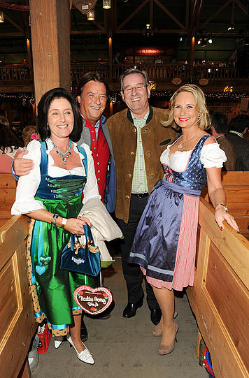 FC-Bayern-Präsident Karl Hopfner mit Frau Anne Kroehl, Martina und Georg Dingler
