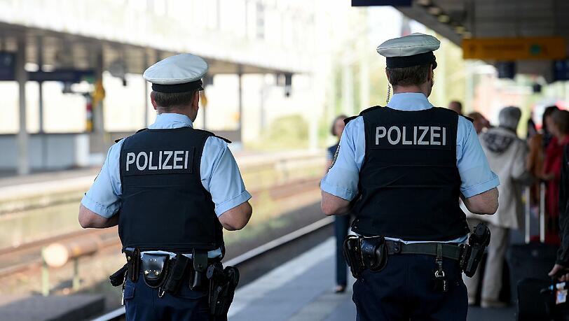 Weil er private Probleme hat, wollte sich ein Rosenheimer (20) am Bahnhof von Polizisten erschießen lassen. (Symbolbild) Weil er private Probleme hat, wollte sich ein Rosenheimer (20) am Bahnhof von Polizisten erschießen lassen. (Symbolbild)