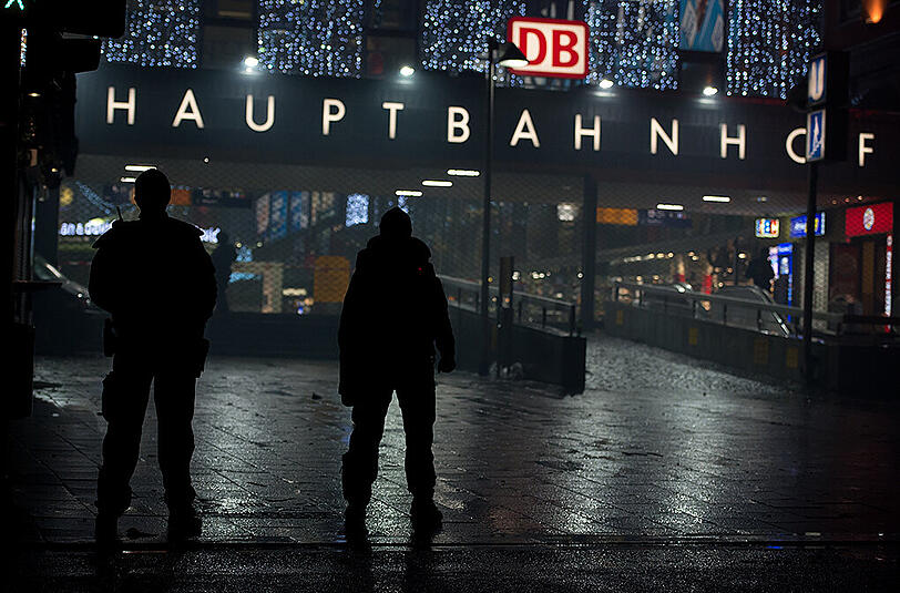 Noch immer herrscht erhöhte Alarmbereitschaft bei der Münchner Polizei. Immer wieder sorgen Trittbrettfahrer mit falschen Informationen für Unruhe in der Bevölkerung.