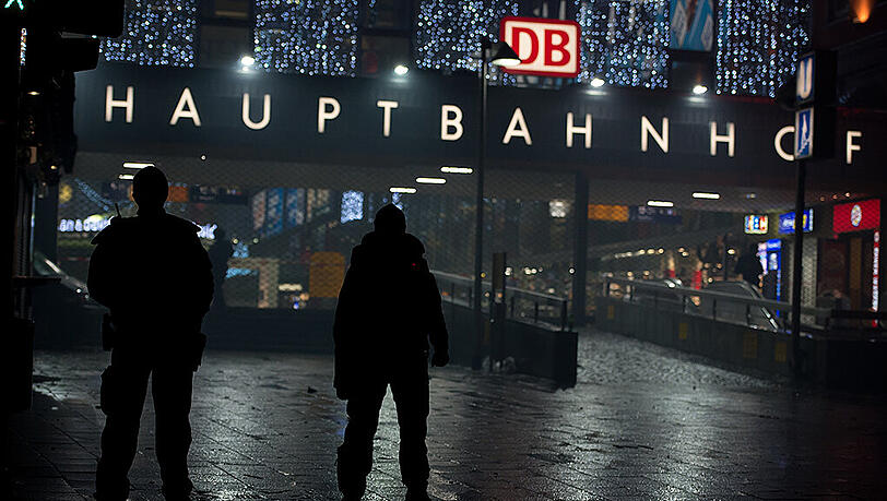Noch immer herrscht erhöhte Alarmbereitschaft bei der Münchner Polizei. Immer wieder sorgen Trittbrettfahrer mit falschen Informationen für Unruhe in der Bevölkerung. Noch immer herrscht erhöhte Alarmbereitschaft bei der Münchner Polizei. Immer wieder sorgen Trittbrettfahrer mit falschen Informationen für Unruhe in der Bevölkerung.