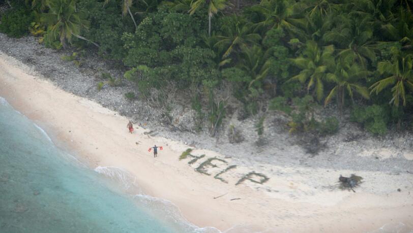Wie im Kino: Mit einem aus Palmwedeln zusammengelegten Hilferuf haben drei Segler die US-Küstenwache alarmiert. Die drei waren auf einer winzigen, unbewohnten Insel im Pazifik gestrandet. Foto: John Knight Wie im Kino: Mit einem aus Palmwedeln zusammengelegten Hilferuf haben drei Segler die US-Küstenwache alarmiert. Die drei waren auf einer winzigen, unbewohnten Insel im Pazifik gestrandet. Foto: John Knight