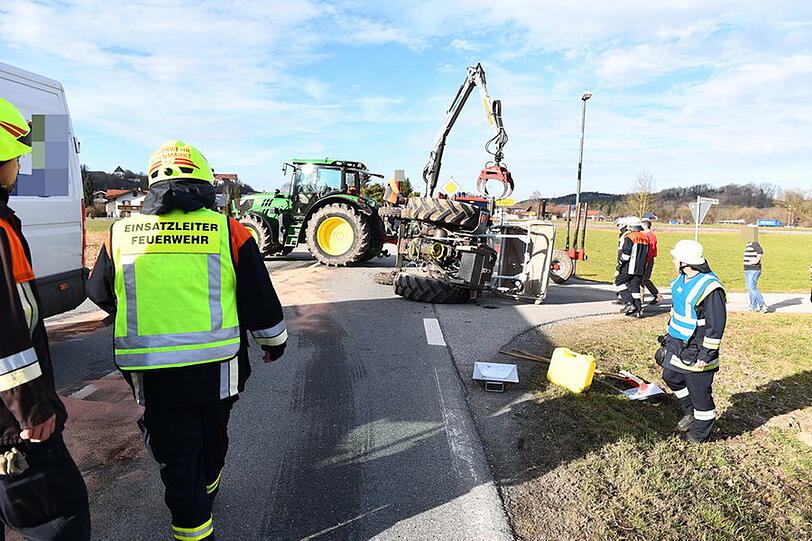 Der Traktorfahrer verletzte sich bei dem Unfall und kam ins Krankenhaus. Der Unfallverursacher hatte über 1,1 Promille.