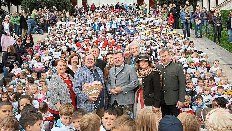 1.000 Vorschulkinder und ein bisserl Wiesn-Prominenz. 1.000 Vorschulkinder und ein bisserl Wiesn-Prominenz.