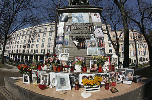 Liebevoll dekoriert mit Fotos und täglich frischen Blumen: Dieses improvisierte Denkmal für den "King of Pop" haben die Fans vor dem Bayerischen Hof nach dem Tod von Michael Jackson errichtet. Als Memorial wird es bis heute geduldet.