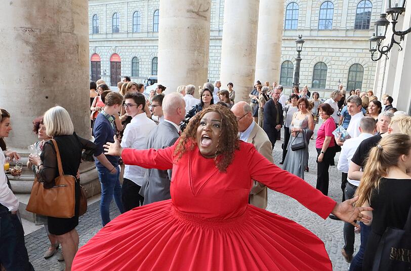 Zum Auftakt der Opernfestspiele im Nationaltheater wird auf der Theresienhöhe diskutiert. Die Performerin Sam mischt sich dabei ein.